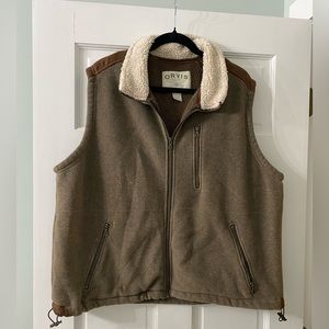 Men’s XL Orvis vest Rn 70534. Leather shoulders and detail on zipper.